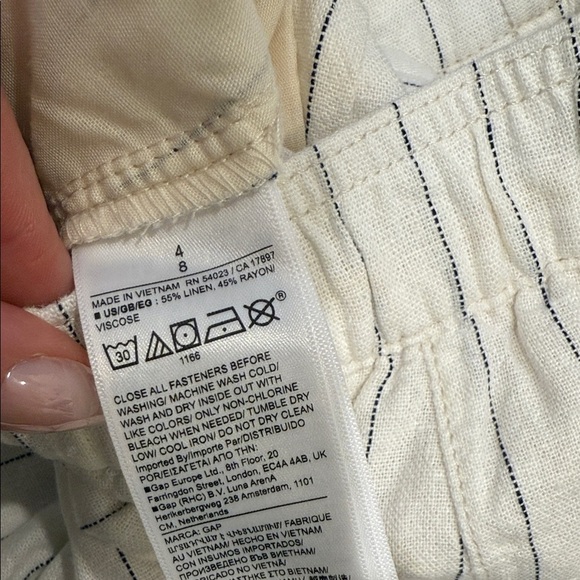 GAP White and Black Striped pleated linen shorts - Picture 2 of 7